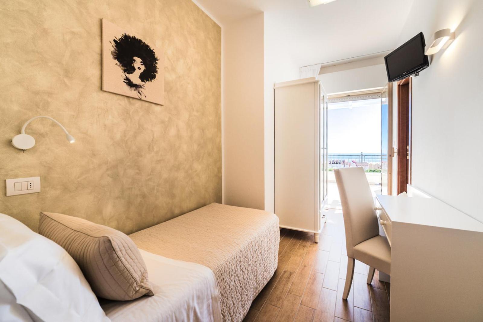 ריצ'יונה Hotel Soraya - Spiaggia Sawasdee מראה חיצוני תמונה